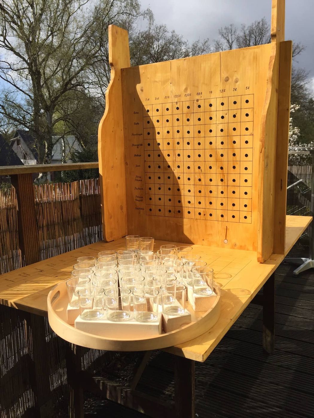 Das Spielfeld auf einer Terrasse in der Sonne